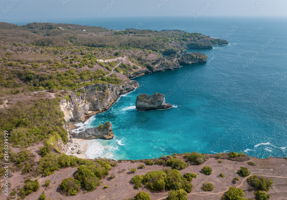 Obraz premium Aerial view of the cliffside coastline and beaches of Penida Island, Bali, Indonesia