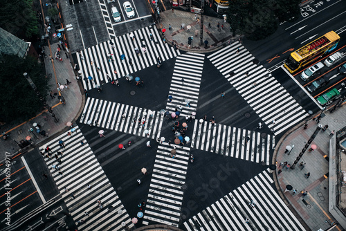 Fotografie Busy Crowds Crossing Streets