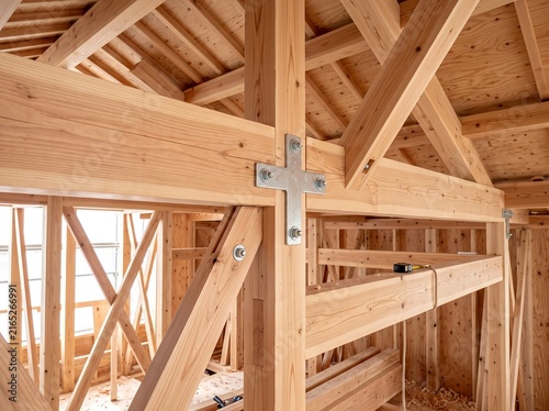 Obraz w ramie 木材の美しい質感と堅牢な構造が融合した新築木造住宅の建築現場