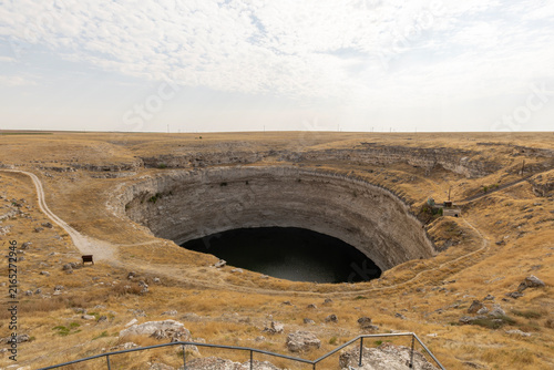 Quadro su tela Wide angle high angle view of the historic Kızören Sinkhole (Obruk), a 2-million