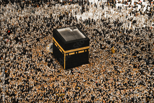 Bild auf Leinwand Pilgrims surround the Kaaba in Makkah during Umrah a time of prayer and reflecti