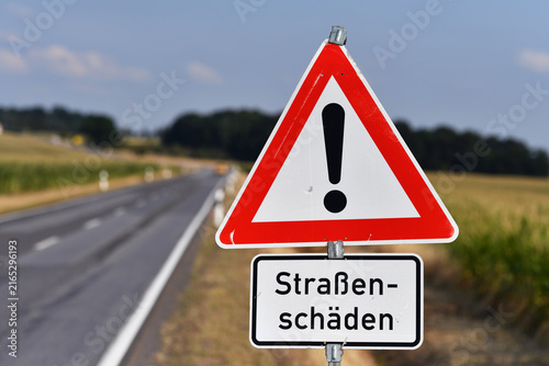 Verkehrszeichen Achtung Gefahrenstelle mit Zusatzschild Straßenschäden an einer Landstraße. Deutschland