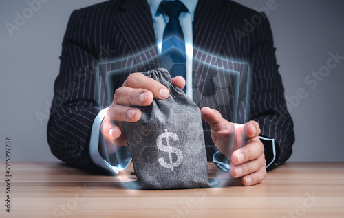 Foto Business person hands protects money bag with digital shield, Financial security, capital preservation, investment risk management, fraud prevention, and corporate asset protection concepts