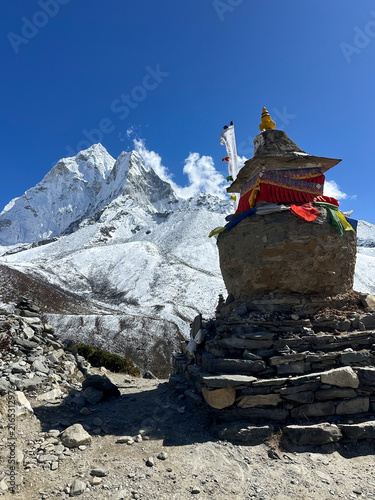 Foto Buddhist stupa with Mount Ama Dablam in the background, Nepal.