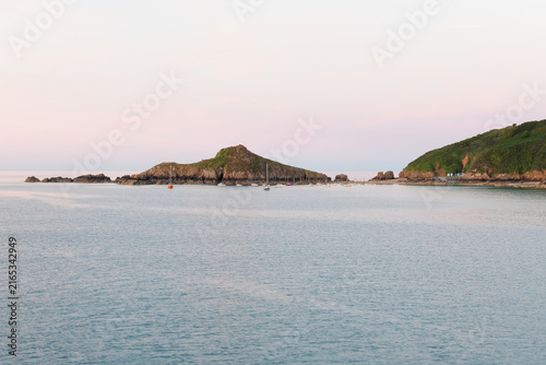 Foto La Flotte en Ré est un village pittoresque classé parmi les plus beaux de France, réputé pour son port de plaisance en arrondi, ses ruelles fleuries et son marché d'inspiration médiévale