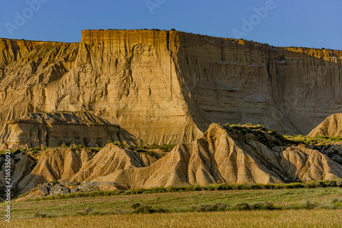 Canvastavla Bizarre Felsformation in der Abendsonne im Naturpark Bardenas Reales, Navarra, S