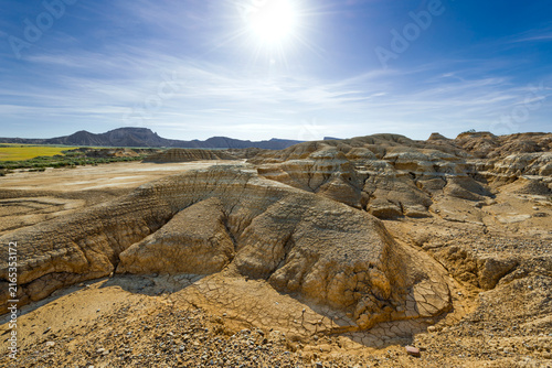Canvastavla Bizarre Felsformation im Gegenlicht der Sonne im Naturpark Bardenas Reales, Nava