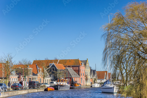 Fotografía Boats at the quayside in the center of historic village Makkum, Netherlands
