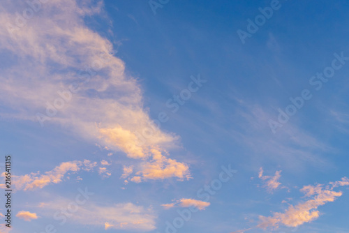 夏の夜明けの空のグラデーションと美しく輝く雲45