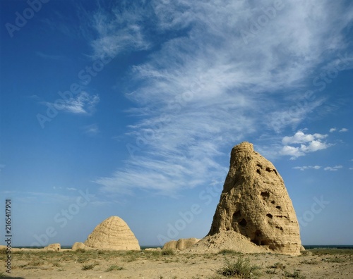 Foto Ancient earthen beacon tower ruins under blue sky, desert in China