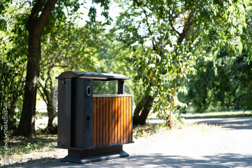 Obraz na płótnie garbage bin in the park
