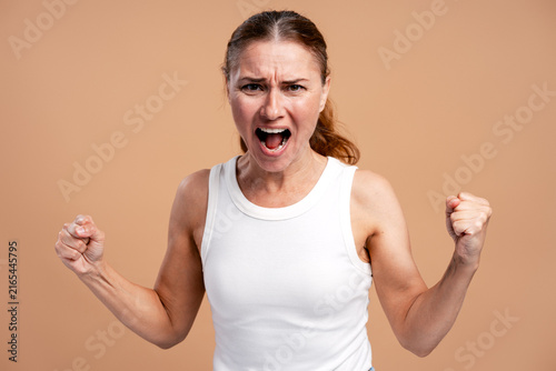Cuadro en lienzo Angry woman shouting and clenching fists in rage