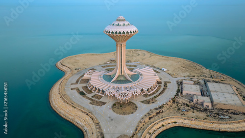 Foto Aerial view of the iconic Al Khobar Water Tower rising above the coastline