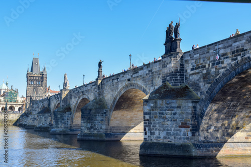 Foto A historic stone Charles bridge spans over a calm Vltava river