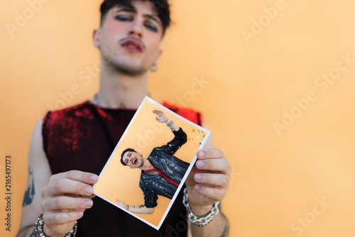 Foto Person holding print with celebratory self portrait capturing individuality