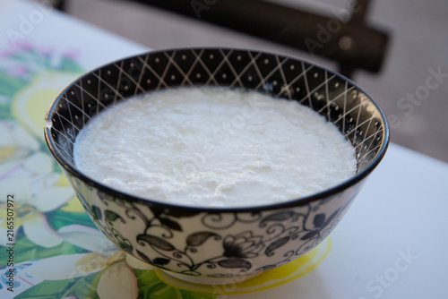 Fotografía A bowl of creamy ricotta calda in Modica Sicily, Italy