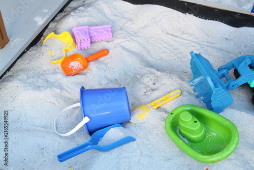 Sandkasten mit Kinderspielzeug