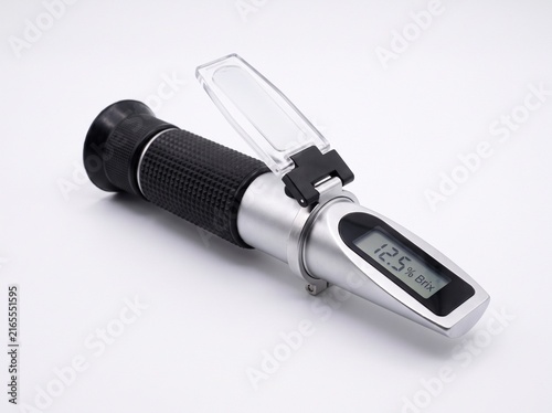 Tapety artystyczne Precision refractometer for measuring liquid concentration levels.