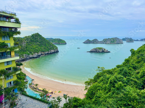 Foto Green luxury resort Flamingo Cat Ba overlooking the romantic Cat Co beach bay