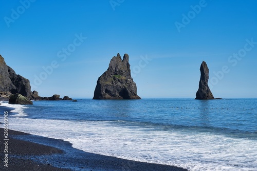 Cuadro en lienzo Reynisfjara is a popular black sand beach in southern Iceland near the town of Vik i Myrdal