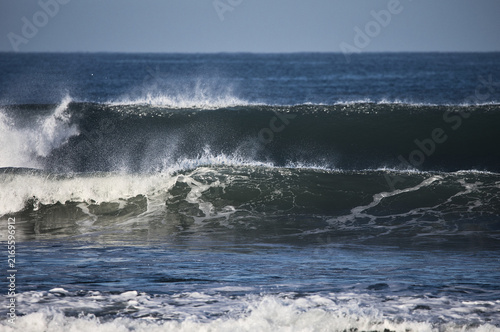 Canvas Print Powerful peeling waves breaking over the famous surf point at Medewi Beach in Bali, Indonesia