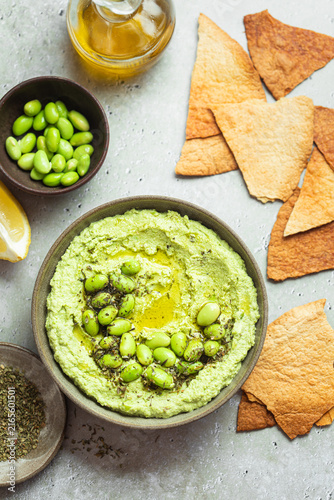 houmous fait maison crémeux vert édamame fèves et tortillas croustillantes 