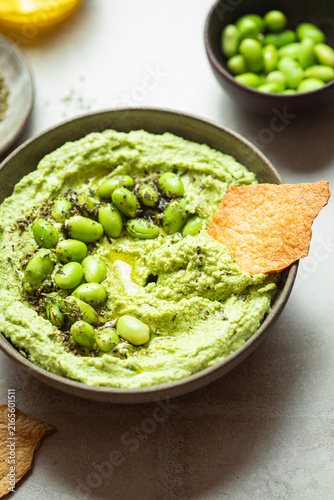houmous fait maison crémeux vert édamame fèves et tortillas croustillantes 