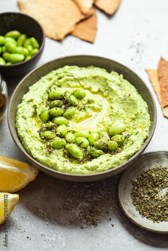 houmous fait maison crémeux vert édamame fèves et tortillas croustillantes 