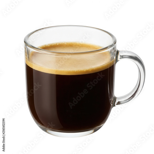 Une tasse en verre transparent remplie de café noir chaud avec une mousse onctueuse sur le dessus, isolée sur un fond blanc pur pour une utilisation publicitaire ou éditoriale.