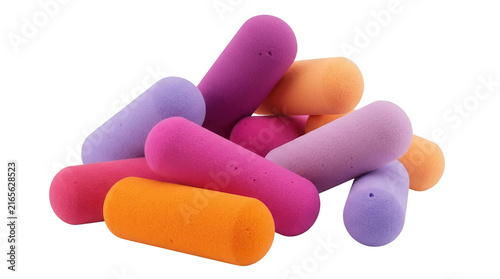 Ein Haufen bunter, zylindrischer Schaumstoff-Spielbausteine in verschiedenen leuchtenden Farben, isoliert auf einem rein weißen Hintergrund für kreative Bastelprojekte.