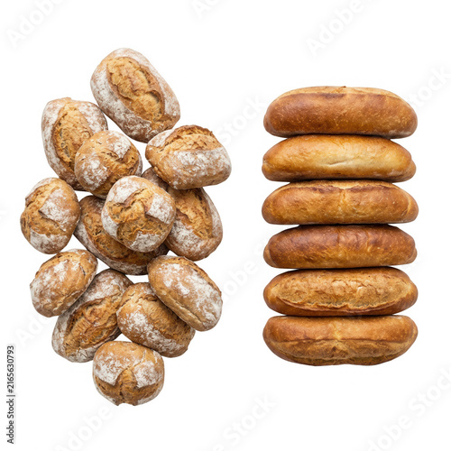 Eine Auswahl an frischen Backwaren mit rustikalen Brötchen in einem Haufen und glatten, goldenen Laugenbrötchen, die ordentlich übereinander gestapelt sind, isoliert auf einem weißen Hintergrund.