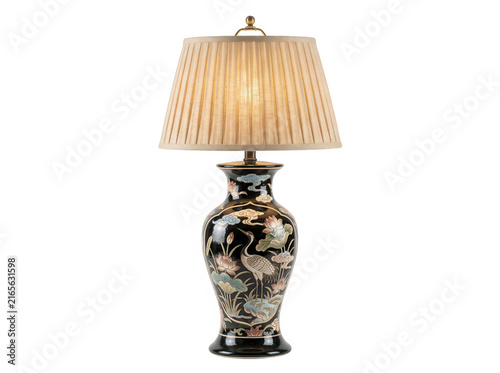 Eine elegante Tischlampe mit einem schwarzen Keramikfuß, verziert mit handgemalten Kranich- und Lotusblumenmotiven und einem klassischen beigen Lampenschirm vor weißem Hintergrund.
