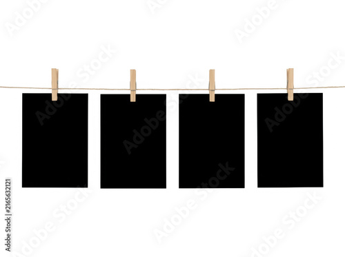 Vier leere schwarze Fotokarten hängen an einer Wäscheleine mit hölzernen Wäscheklammern vor weißem Hintergrund, ideal als Mockup oder Vorlage.