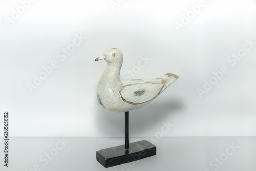 Принти на полотні Distressed wood vintage show piece of white bird on black stand