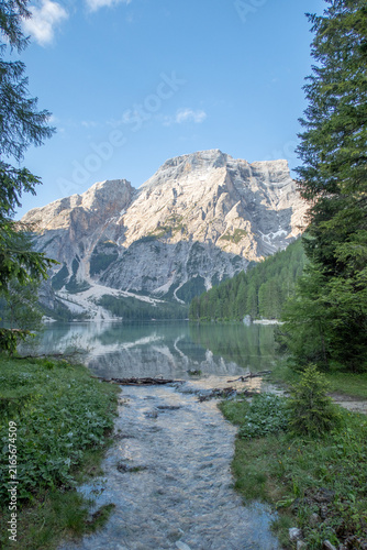 Foto Stream flowing into Braies lake Dolomites Italy