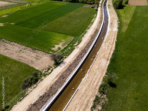 Foto This aerial view shows river channel expansion with raised banks and enhanced waterways to reduce flood risk and improve management