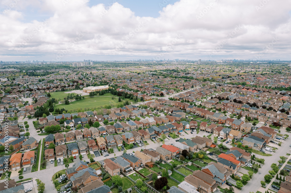 Obraz premium Expansive Suburban Neighborhood with Toronto Skyline