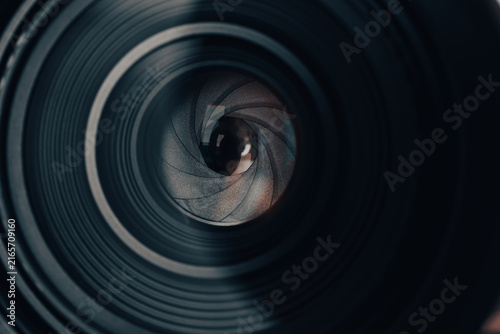 Fotografía Close-up of a Camera Lens Aperture and Bladed Shutter Mechanism,Macro,Detailed close-up macro shot of a camera lens interior, showcasing the intricate metal blades of the aperture diaphragm