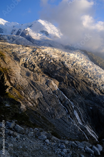 Konstfotografi Vue rapprochée du glacier des Bossons descendant du massif du Mont-Blanc, entre roches, séracs et torrents de fonte, à Chamonix dans les Alpes françaises