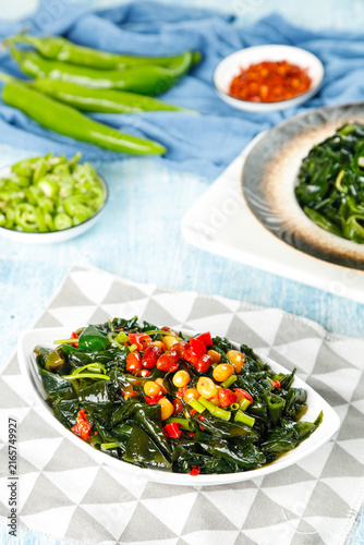 Foto Appetizing Wakame Seaweed Salad with Spicy Cold Vegetables and Sea Cabbage on Ru