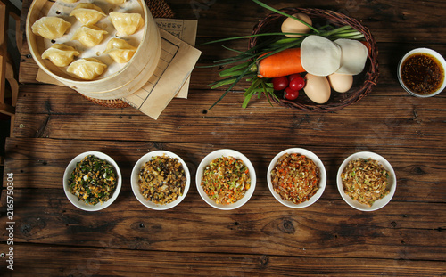 Fotografía Traditional Steamed Handmade Dumplings and Boiled Filling Varieties on Wooden Ta