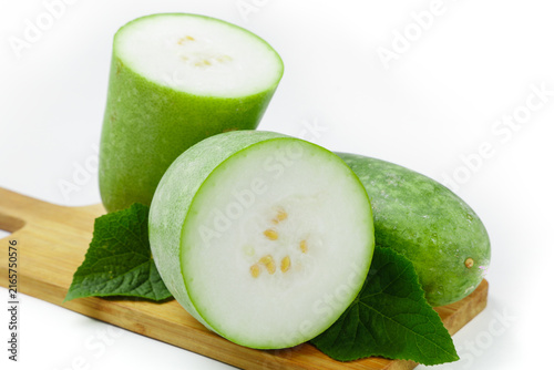 Foto Fresh Yunnan Winter Melon Slices - Small Jade Green Asian Vegetable on Wooden Bo