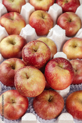 Quadro su tela Fresh Red Apples in Protective Foam Packaging Ready for Market Distribution