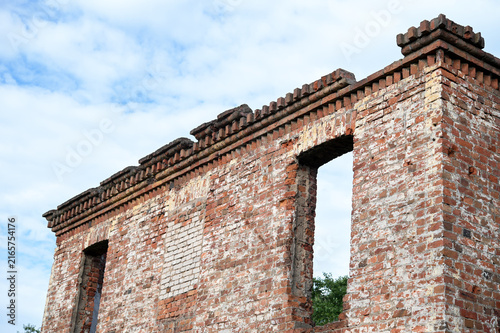 Foto Ruins of an ancient brick building on the banks of the Tosna River, Leningrad re