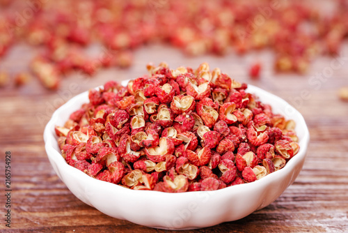 Foto Dried Red Sichuan Peppercorns Hanyuan Variety in Bowl - Chinese Spice for Asian