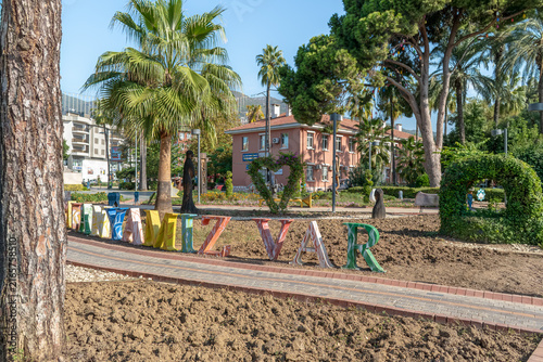 Fotografie A scenic view of Alanya Belediye Parki (Municipal Park) with colorful art installations and palm trees