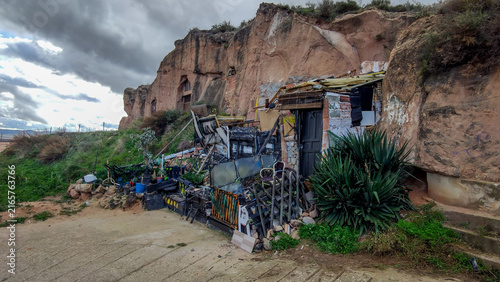 Foto Arnedo cave dwelling with improvised shelter and collected items