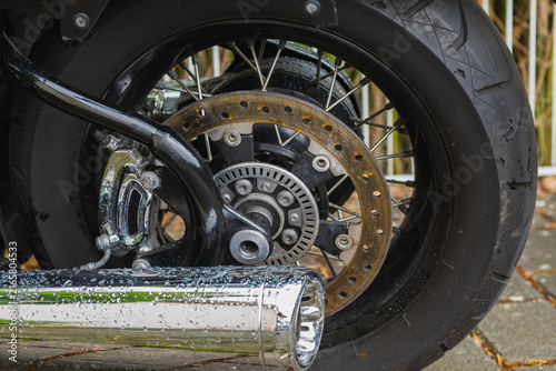 Fotografía Detailansicht vom Motorrad , Hinterrad Reifen keine Namen, PS stark und bei Rege