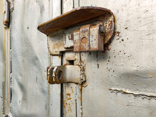 Canvastavla Old heavy industrial slide bolt lock welded on rusty metallic warehouse door