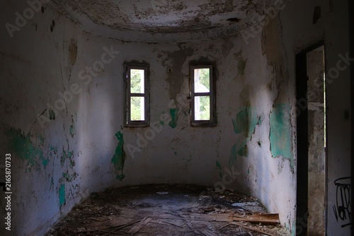 verfallenes Zimmer in einem verlassenem Haus